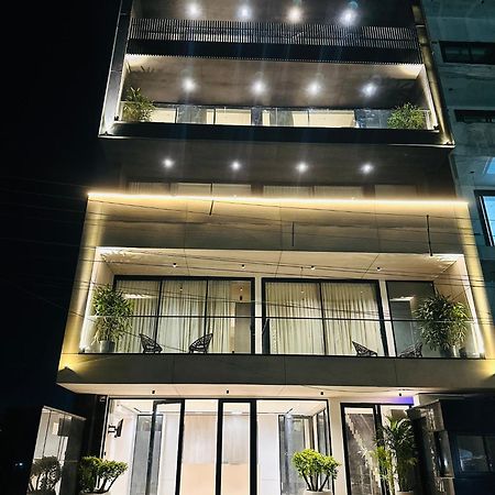 The Lodgers 2 Bhk Serviced Apartment Near Artemis Hospital Sector 57 Gurgaon - Nearest Metro Station Sector 54 Chowk Exterior foto